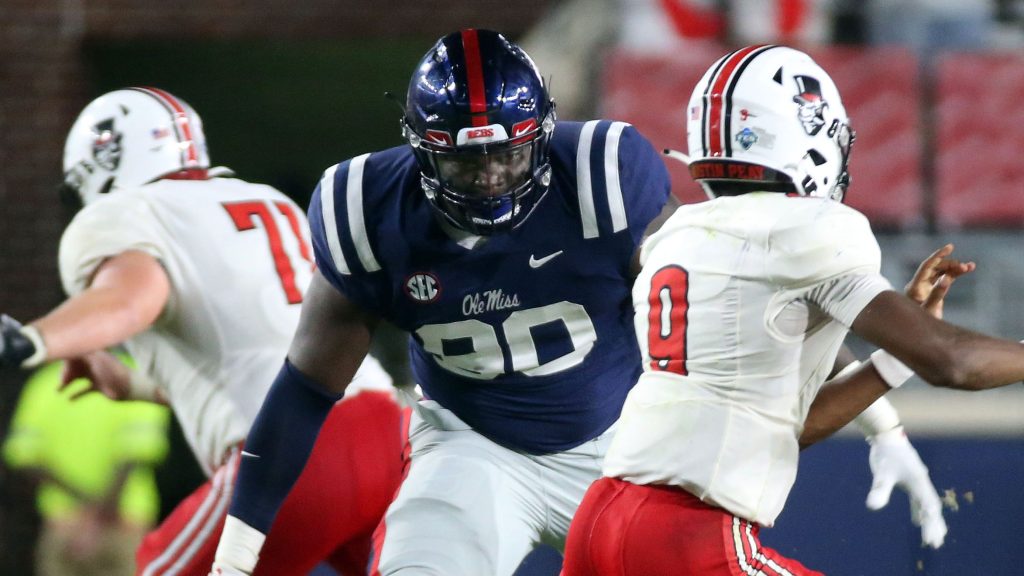 3-star defensive end commits to Ole Miss football