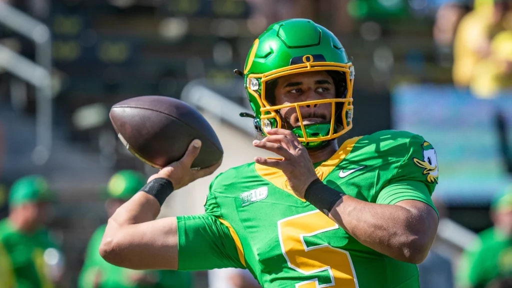 Oregon Ducks quarterback Dante Moore throws out a pass during warm ups as the Oregon Ducks host the Idaho Vandals Saturday, Aug. 31, 2024 at Autzen Stadium in Eugene, Ore. / Ben Lonergan/The Register-Guard / USA TODAY NETWORK