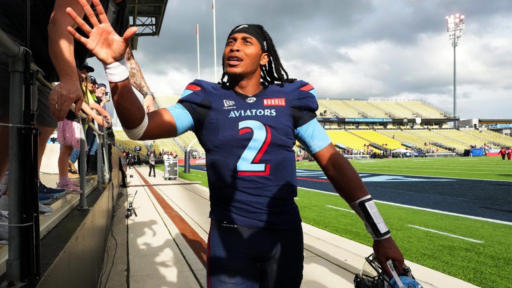 Aviators Quarterback jalen Morton