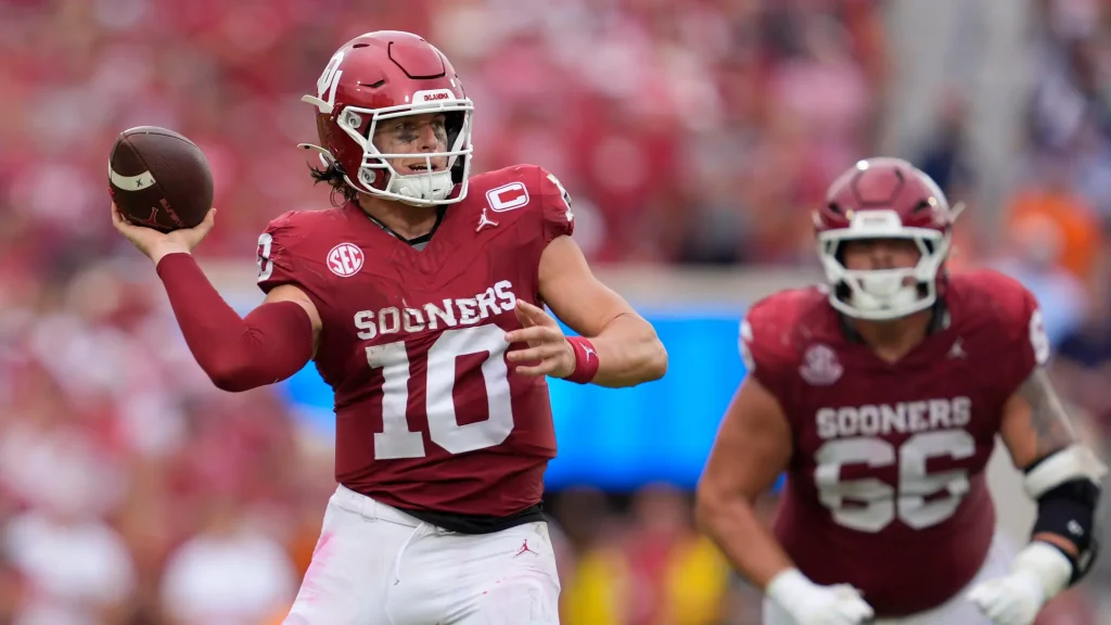 Oklahoma Sooners quarterback John Mateer (10) throws a pass during a college football game between the University of Oklahoma Sooners (OU) and the Auburn Tigers at Gaylord Family Ð Oklahoma Memorial Stadium in Norman, Okla., Saturday,Sept. 20, 2025. Oklahoma won 24-17. | BRYAN TERRY/THE OKLAHOMAN / USA TODAY NETWORK via Imagn Images